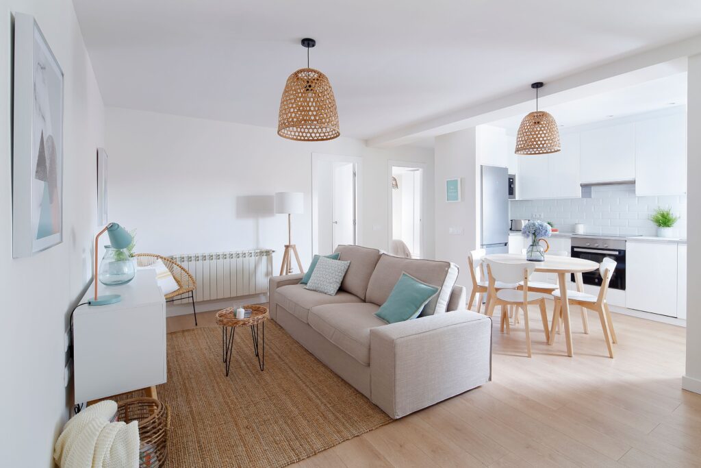 Ejemplo de sala de estar de un apartamento o piso reformado para el alquiler. Rooming Concept Alquilar propiedad de forma segura en Madrid y Barcelona